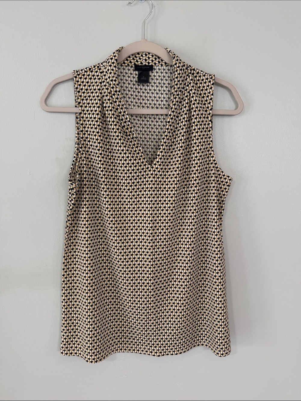 Ann Taylor Sleeveless V-Neck Tank Top in Cream and Black Geometric Print